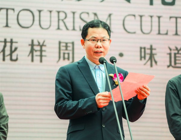 嵊州市人民政府副市长许建超先生宣布活动开幕.