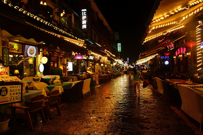 吃完晚饭后逛逛夜里的西街,淘些小玩意,去酒吧坐坐聊天喝酒听歌,出了