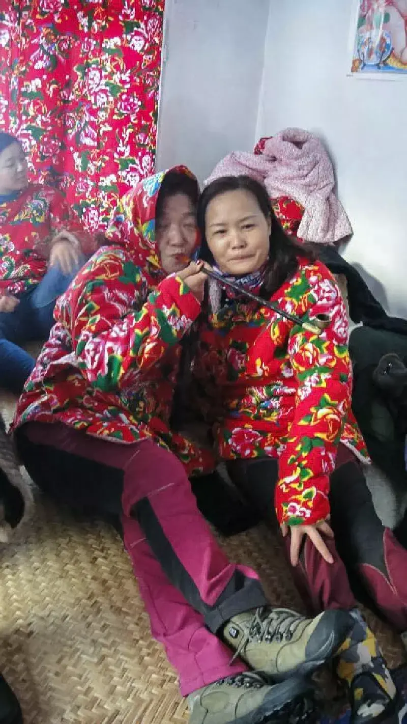 穿戴过的皮衣皮帽,玩穿越,更可以穿上东北大花袄,做一回东北老娘们,尽