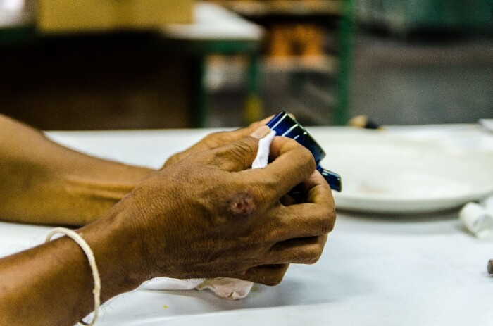 由于长期工作,基本上每个工人的手都非常的粗糙,没有一份工作是容易的