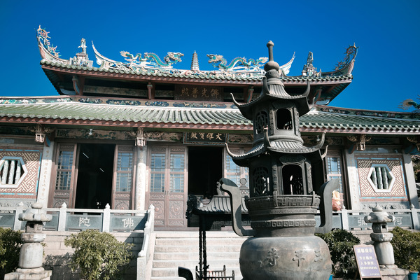 穿过三坪寺的这道牌坊后,就进入到寺庙的主体.