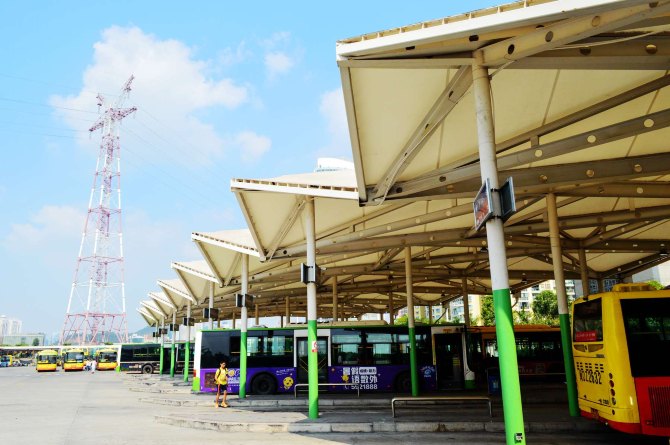 993路到集美学村站下车即到; 厦门高崎国际机场:需要在机场乘坐公交车