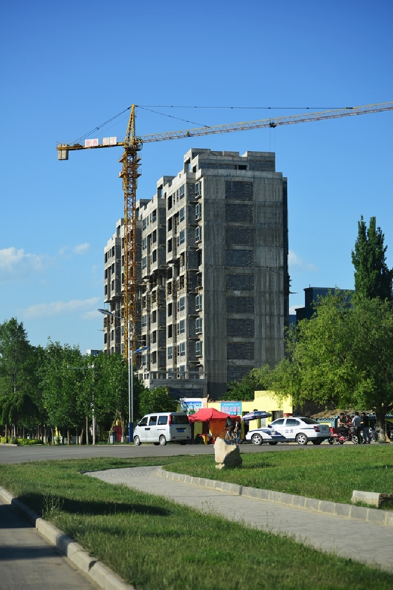 下午我们顺利到达新源县城,这里也是在大兴土木,有不少新高楼在建.