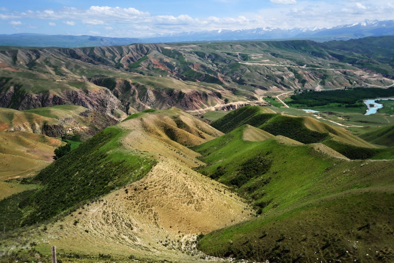 离开阿克奇,我们继续前行,开始翻山,全是土路,灰尘很大.