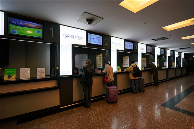 到了机场先取钱,出到大厅后,左右各有一个atm机,如果排队人多,客运