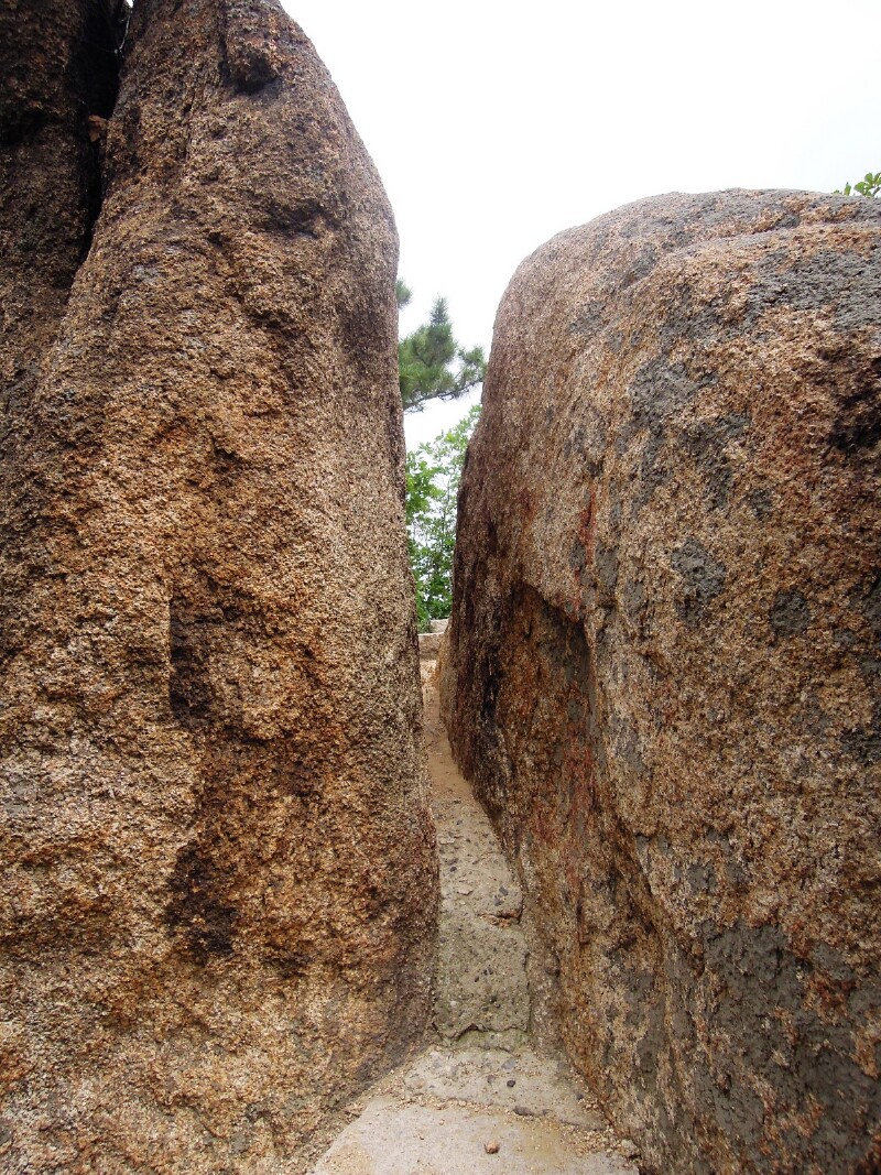 狭窄的石缝间直容一个人通过