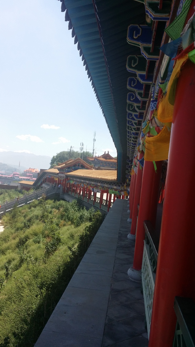 有蝴蝶亭,金刚殿,大雄宝殿,万源阁,文昌宫,地藏寺,千佛阁等古庙宇依山