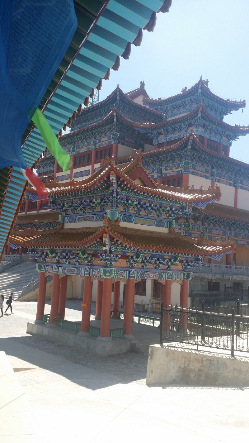 有蝴蝶亭,金刚殿,大雄宝殿,万源阁,文昌宫,地藏寺,千佛阁等古庙宇依山