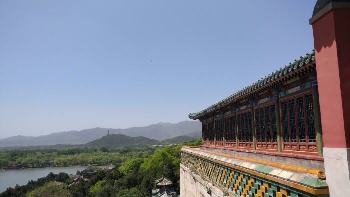 前身为清漪园,它是以昆明湖,万寿山为基址,以杭州西湖为蓝本,汲取江南