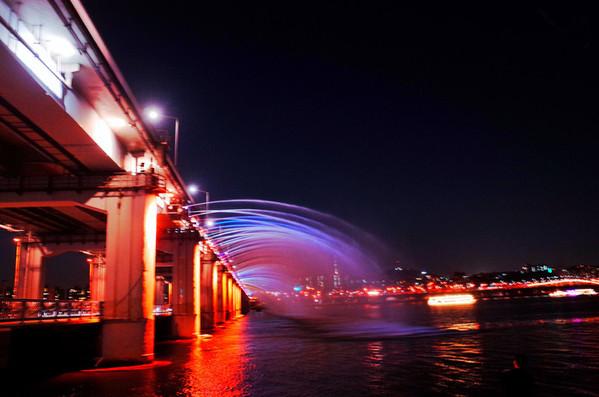 盘浦大桥月光彩虹喷泉图片