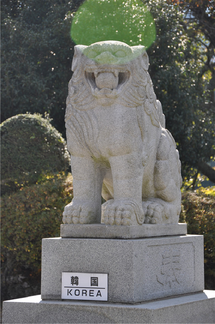 亚洲各个国家和地区送给日本的造型各异的石狮子,有两排呢