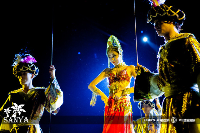 穿着华美宋袍头戴华美发饰的宫廷女官,端着奇珍异宝从观众席一一走过