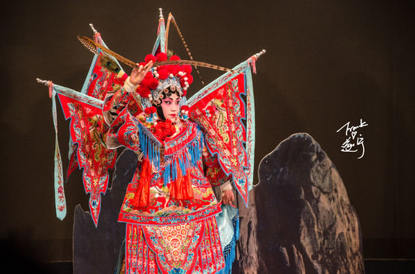 遂宁市川剧团         武旦,一转身,一抬头,一个亮相