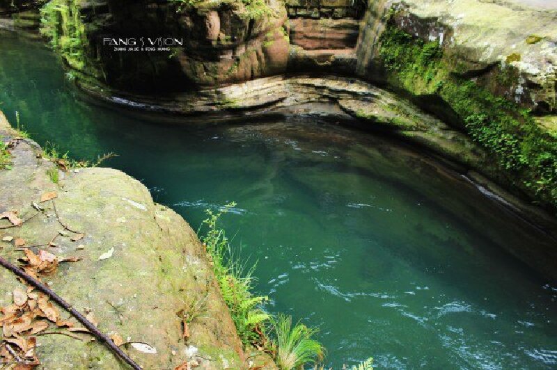        这水很深的,水却清澈见底