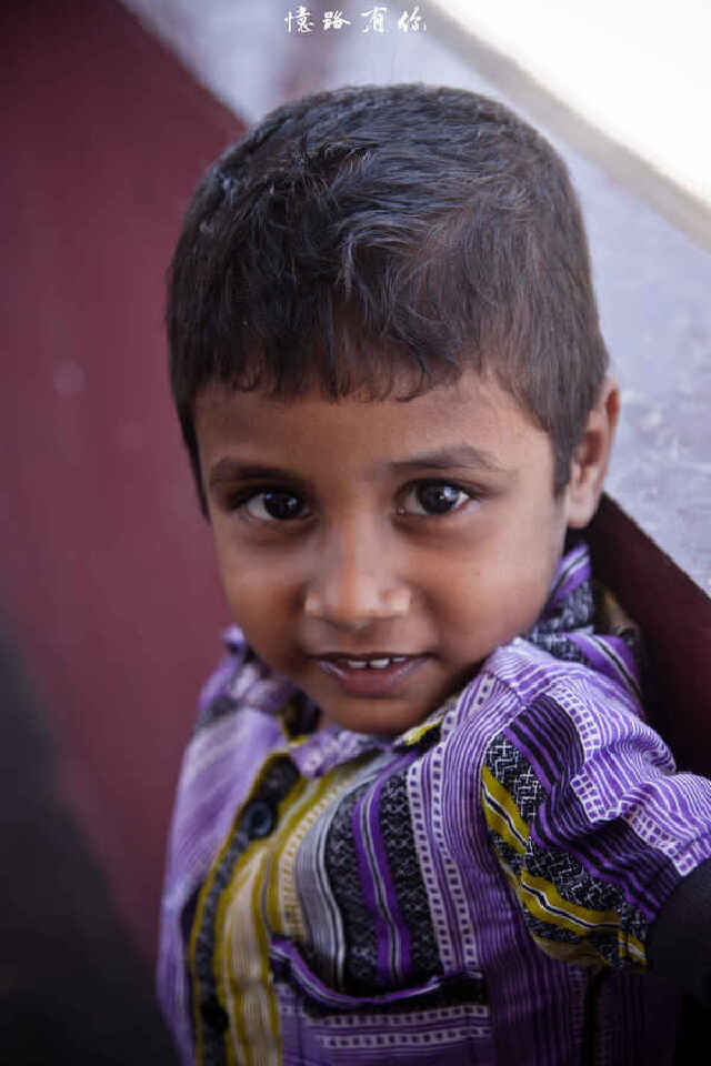 等车的时刻,遇到的一个小孩子,这里的人从小笑起来就这么迷人.