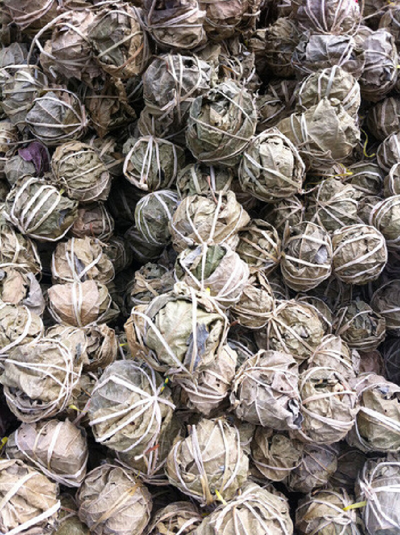 这些球球是鹧鸪茶,它清热解渴,香气浓烈