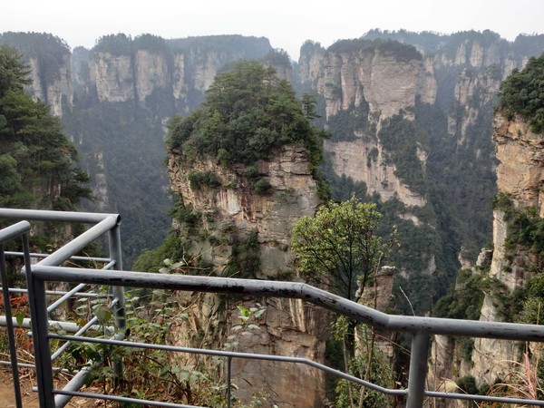 袁家界山顶的《阿凡达》外景地,阿凡达里面的形象随处可见