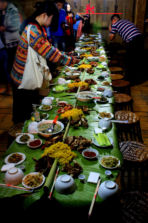 吃完佤王宴,我们就出发往县城里面赶.