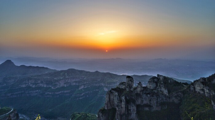 太阳渐渐露出了头,半边天被它照成了火红