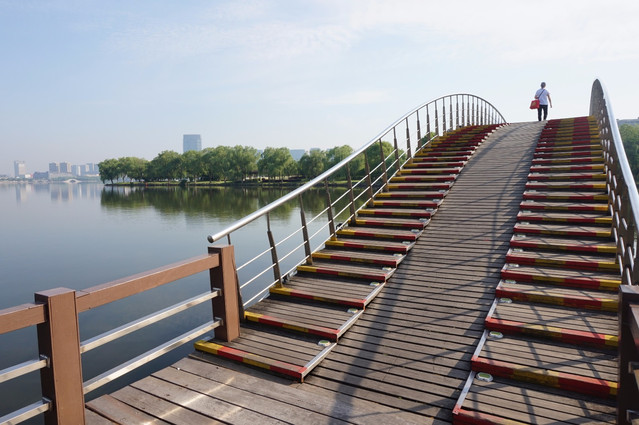 連接南岸公園和東岸公園的是虹橋,夜裡橋上的燈光會開啟,很漂亮,站在