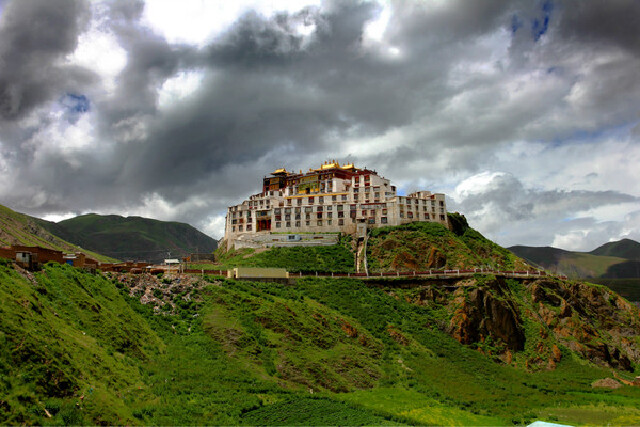 那天晚上来到巴青县城,走在遥遥无终点的唐蕃古道上,我们距离拉萨城