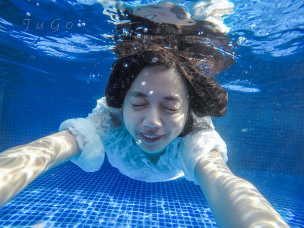 原谅我始终在水底睁不开眼睛,请问那些水下唯美睁眼照的姑娘们,你们是