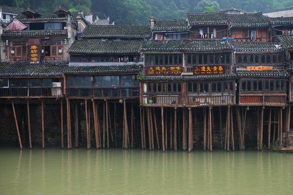 沱江边的吊脚楼在风风雨雨的历史长河中代表着一个地域民族的精魂