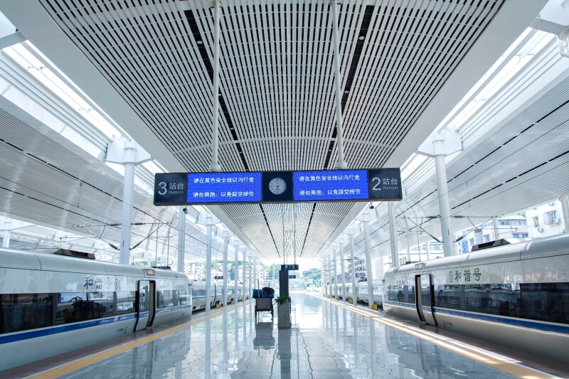 现在普通列车已经很少见了,动车组成为了主流~车站非常干净,这也是