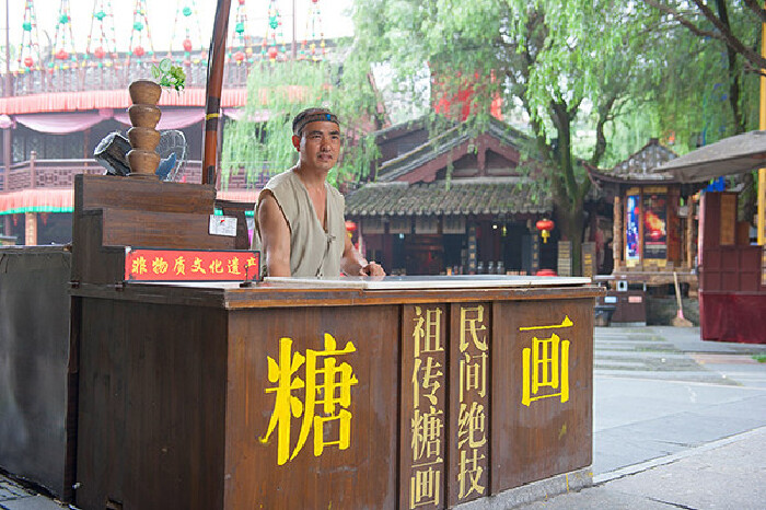 这个糖画摊在"跑男"中出过镜,angela baby和李晨在镜头里吃的糖画就在