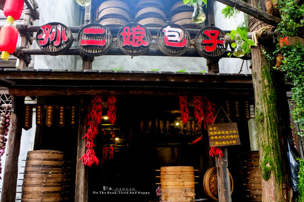 包子铺对面是人皮客栈听音室,讲述的就是孙二娘如何做人肉包的,胆子