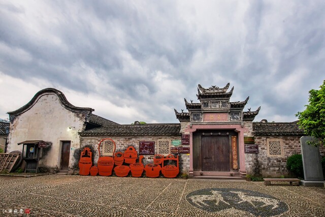 馆内陈列的藏品有五匠工具,厨房用具,祭器,嫁妆,服装及农用耕具等