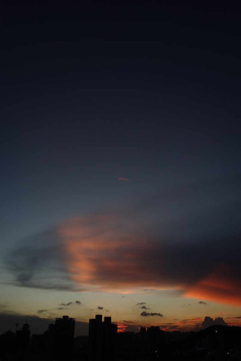 奇特的斜切面南方的云彩也被映红底层云被照亮落日处出现红色日落西山