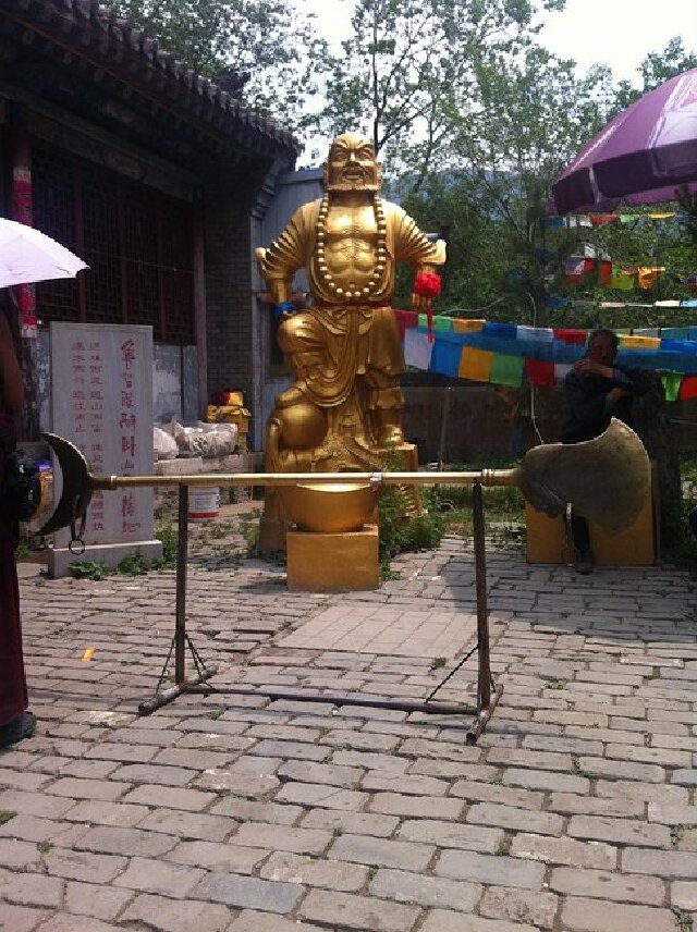 远处的那个庙很想去看看,可惜有点晚了