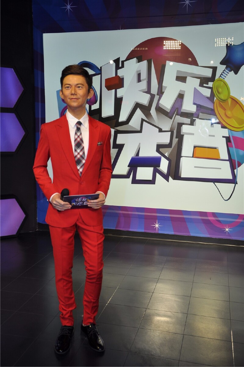 感觉何炅本人比蜡像更瘦啊应该?可惜没看到梅长苏版的胡歌造型.