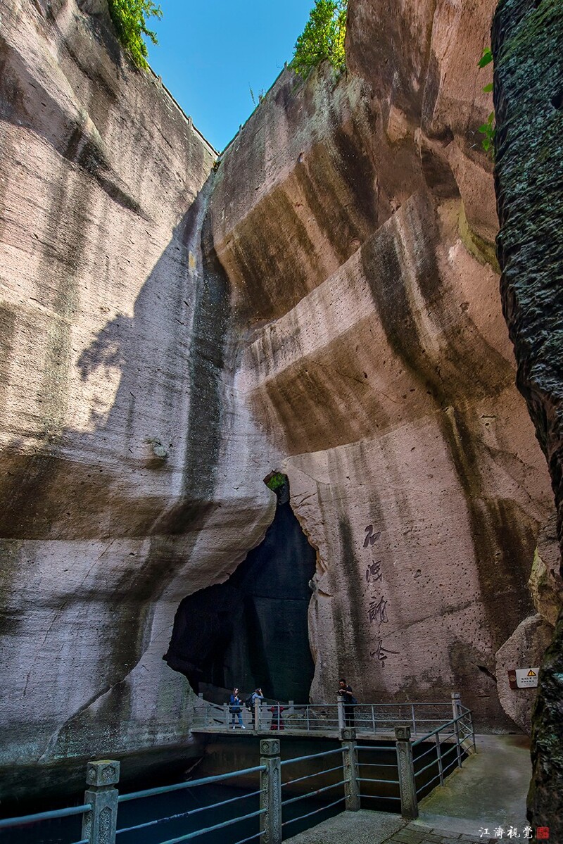 有的洞壁渗水织彩,天然壁画,色彩斑斓,奇妙