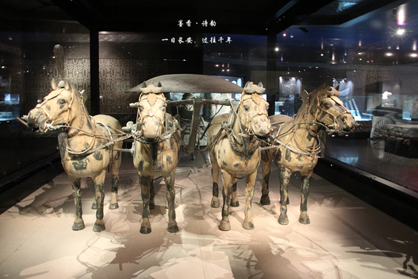 驷马战车,春秋战国之前的战争,指挥将领往往要身先士卒,冲锋陷阵