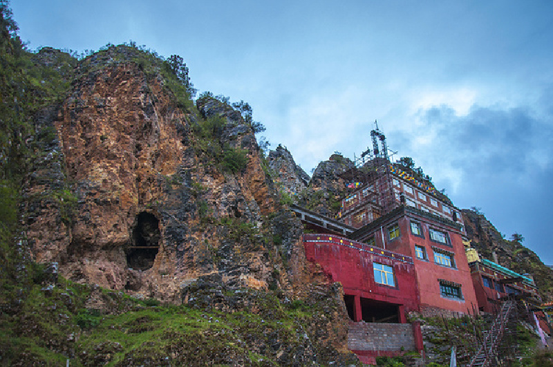 佛缘囊谦聆听经筒妙音