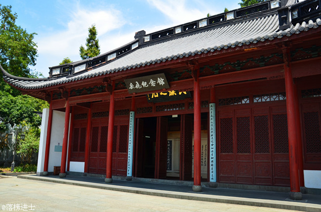 岳飞纪念馆中,用画像介绍着岳飞生前的故事.