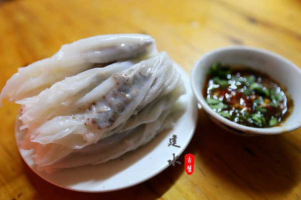 建水美食之小卷粉,顾名思义,摊成很薄很大的一块,然后卷起来切成小块