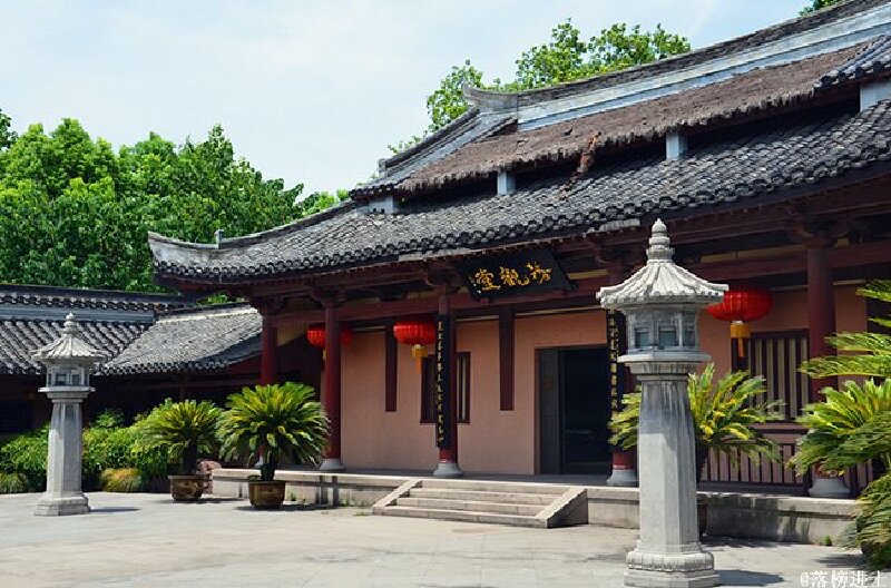 82岁时陆游对唐琬仍是念念难忘,又写下:城南亭榭锁闲坊,孤鹤归来只