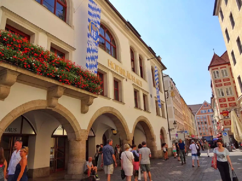 式花园里矗立着一座胜利女神纪念碑帝王广场是根据路德维希一世的命令