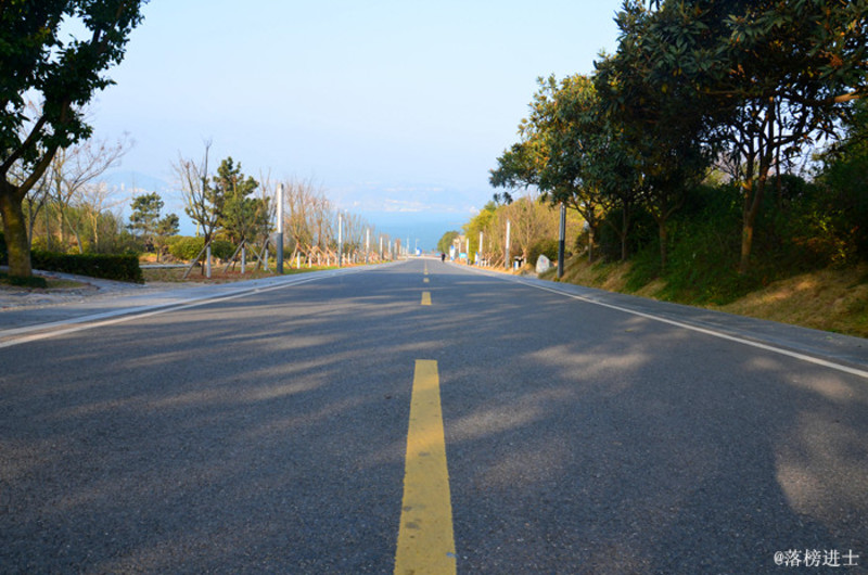 三峡大坝景区的道路永远是干净的,每一条