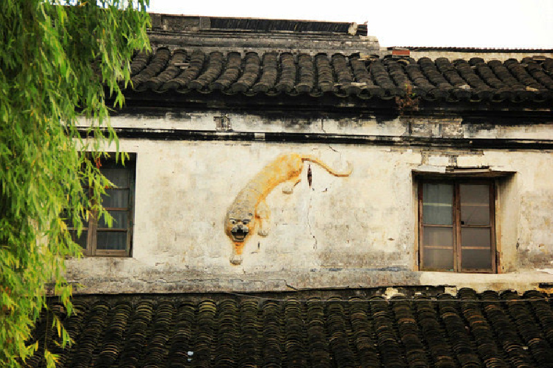 房子高处墙壁雕画的吉祥物老虎,据说能保家