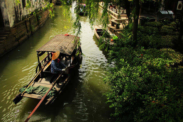 摇橹船载着游客从我眼前划过