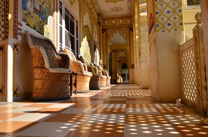 入住的比绍皇宫酒店,房间极具印度特色,而且是套房,有花纹繁复的走廊