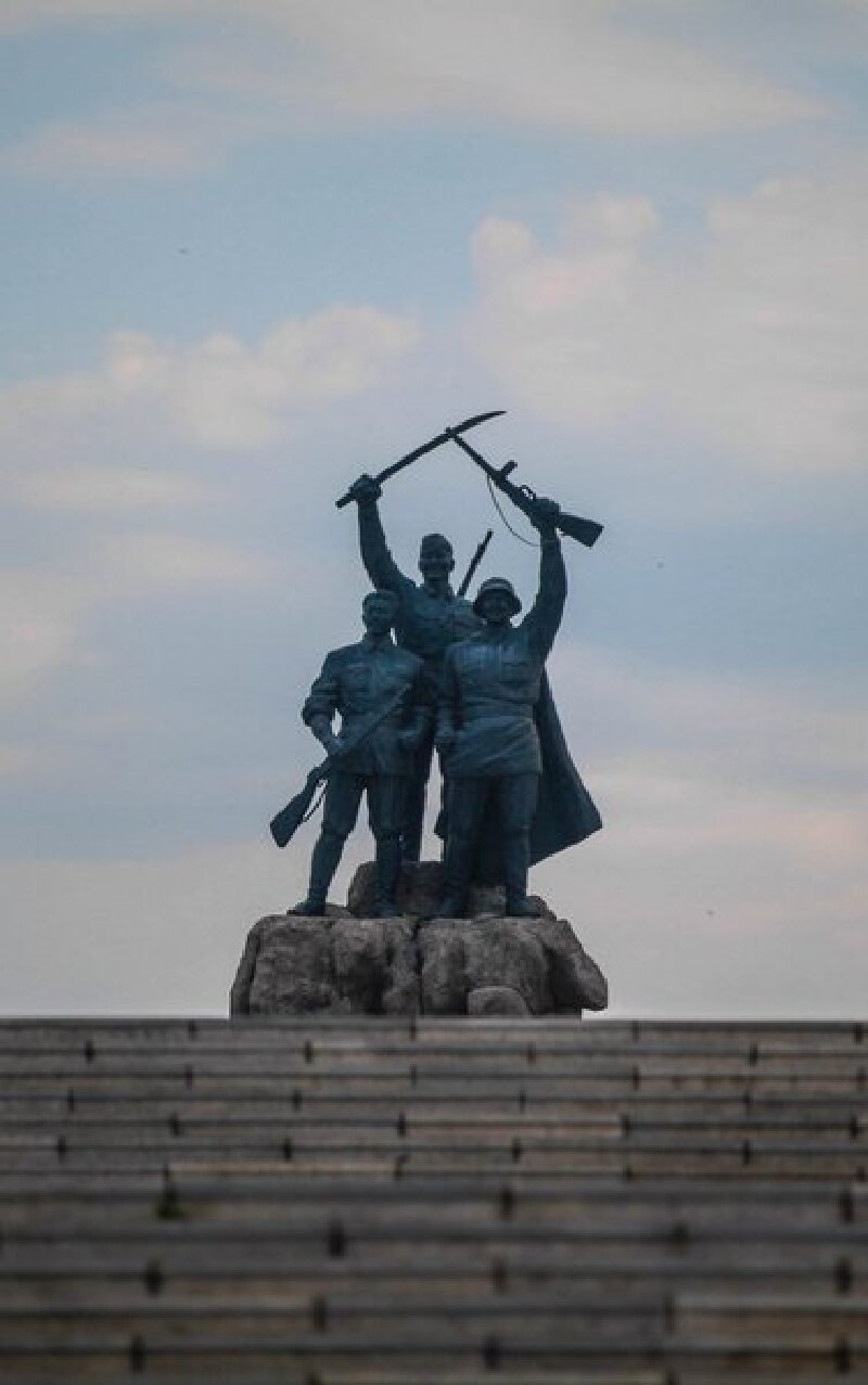 纪念园里面的雕塑.由于要赶飞机.