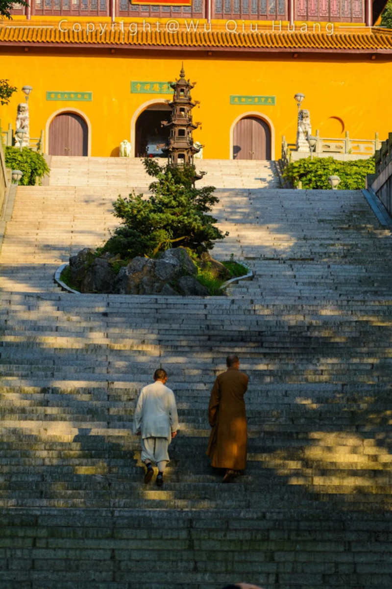 夕阳西下,两位僧人暮归回程,不知不觉双脚已跨进崇恩寺的大堂