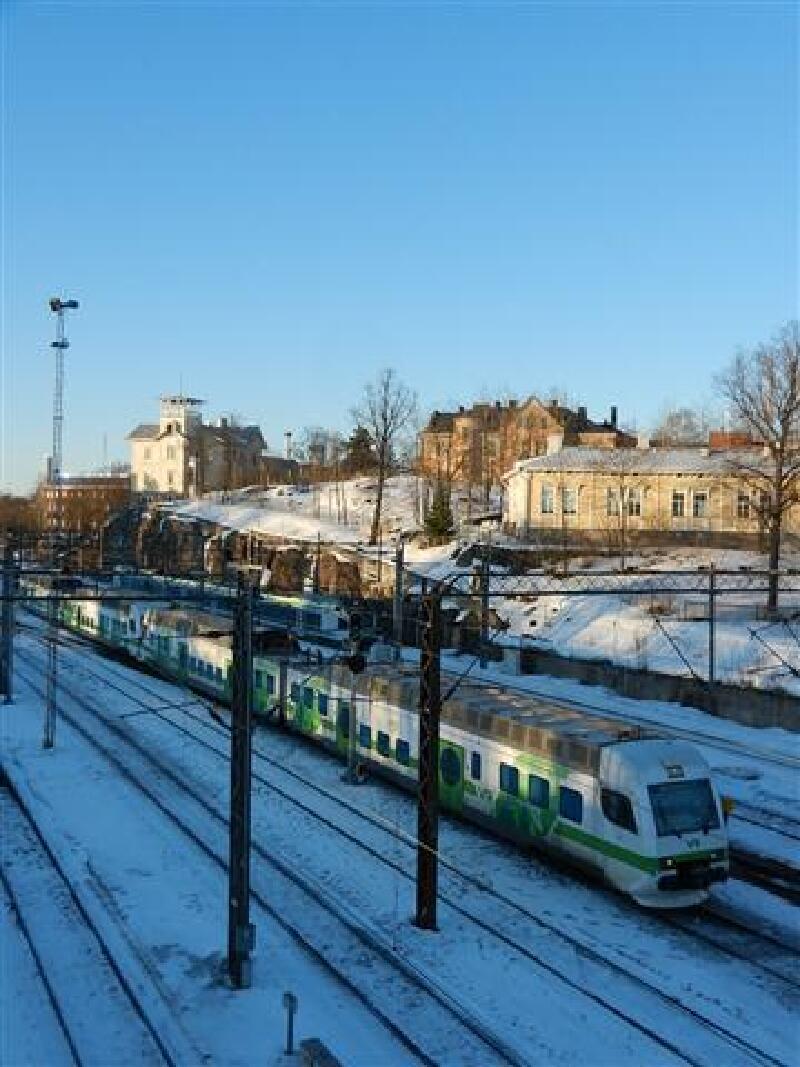 经过铁路天桥,这就是芬兰的火车.