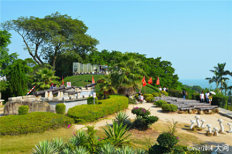 胡里山的山头上扩建成了公园,退役的大炮都