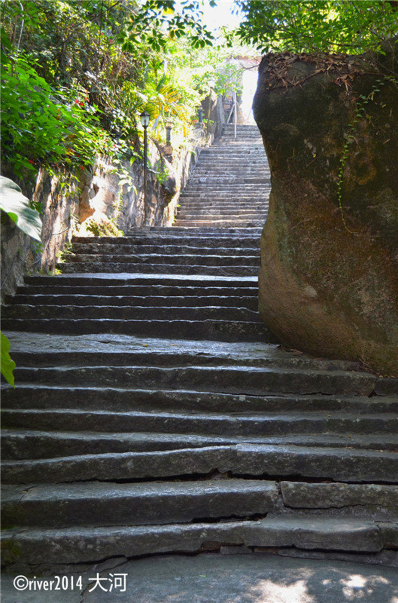 從萬石蓮寺旁邊上山便是中巖寺,臺階平緩而